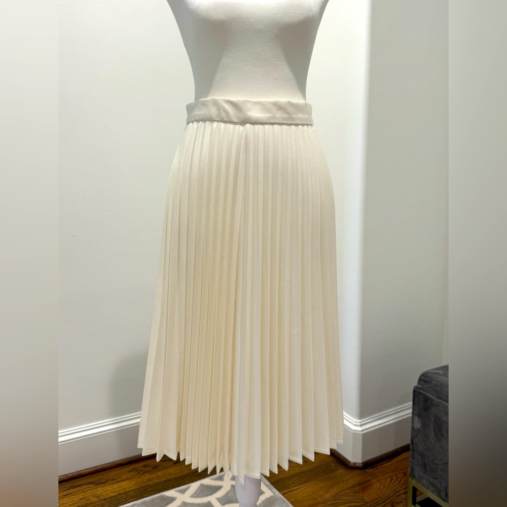 Zara pleated skirt. NWOT. Elegant and classic.